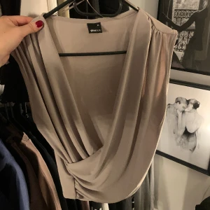 Omlott blus  - Populär Omlottblus från Gina. Storlek xs passar s också beroende på hur man vill ha den. Aldrig använd 