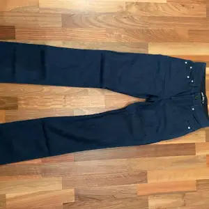 Underbara mörkblå jeans från Filippa K som tyvärr blivit för små för mig :(, stl 26/34 