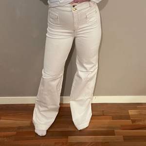 Vita jeans med coola detaljer och fickor fram. Säljer då jag knappt använt dem sen jag köpte de. Stl 34 