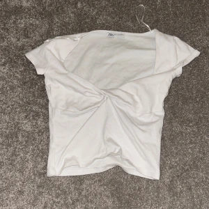Jättesöt topp från zara 🤍 - Söt topp från zara! Bra skick, knappt använd ❤️ strl M men passar mig som vanligtvis har xs/s
