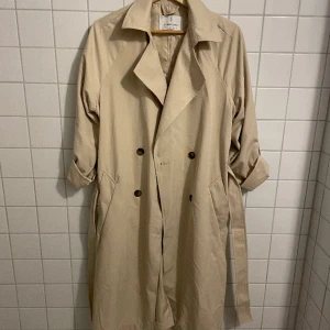 Trenchcoat - Beige trenchcoat grå Stradivarius. Använd några enstaka gånger. Storlek S
