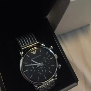 Armani klocka  - Hej säljer min fina Armani klocka, lappen fortfarande på, helt oanvänd. Kom med prisförslag 