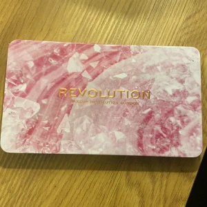 Smink - En palett feån Revolution använd knappt 2 gånger