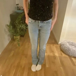Jeans - Jätte snygga straight jeans! Säljer direkt för 200 men kan även diskuteras❤️ postar helst men kan mötas upp i stockholm! Säljer pga används ej! Bra skick, inga defekter och bara testade❤️ storlek Xxs men passar även mig som har Xs! 
