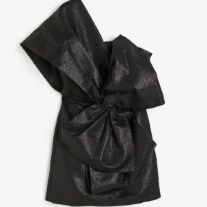 Hm Klänning  - Super snygg slutsåld klänning från hm som jag endast använt vid ett tillfälle, nypris ca 700 