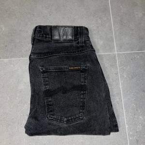 Nu säljer vi dom här otroligt fina jeansen ifrån Nudie jeans! Jeansen är i topp skick och är iprincip helt i nyskick. Frågor i Dms!