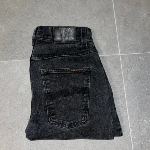 Nudie jeans grim tim - Nu säljer vi dom här otroligt fina jeansen ifrån Nudie jeans! Jeansen är i topp skick och är iprincip helt i nyskick. Frågor i Dms!