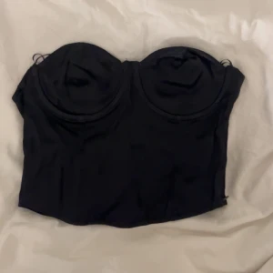 Svart korsett topp från Zara🖤 - Säljer denna superfina korsett toppen från Zara som aldrig kommit till någon användning, alltså är den i nyskick!🖤