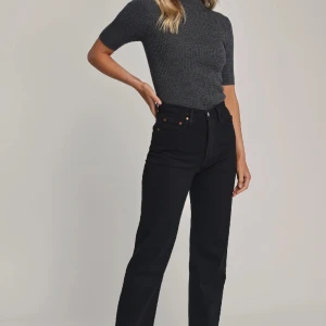 Levis jeans - Säljer Levis ribcage straight jeans i strl 29. Säljer pga är för stora för mig. Nypris 1 319 kr, mitt pris 800 kr. Skriv för fler bilder. 