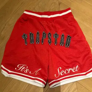 Säljer nu mina limiterade Trapstar ”It’s a secret” shorts då de inte passar mig. De är i väldigt bra skick. XS men sitter stort. Köpta på Trapstars hemsida. Kvitto finns. Pris kan diskuteras
