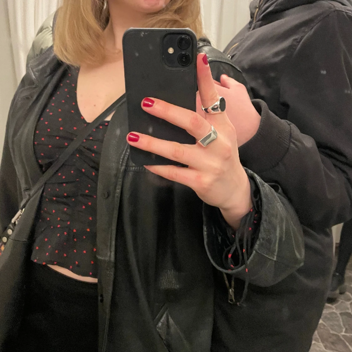 Blus med röda hjärtan och knytning  - 91