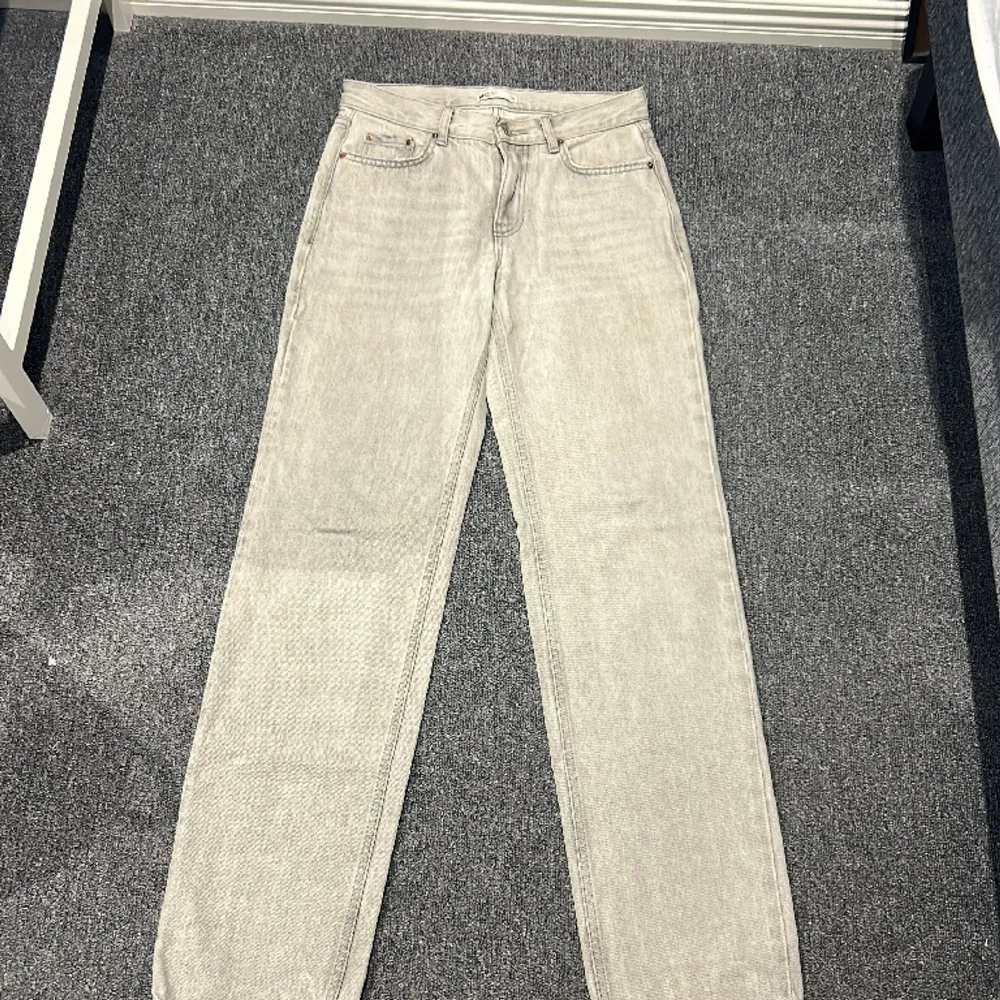 Låg midjade gråa jeans ifrån Gina tricot i Stl 34. Säljer pågrund av att dom inte passar. Helt oanvända och inga tecken på användning. Nypris 499kr 💖. Jeans & Byxor.