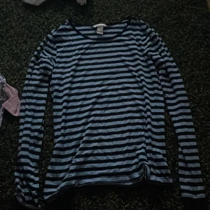 Randig tröja Y2K - Fin och billig tröja. Kommer i ett bra skick, lite gammal men funkar lika bra som ny. Passar Y2K stilen, den har mörka drag med skrikande färger. Tröjan har mycket personlighet!! Det står att det är strl M men funkar lika bra på mig som har strl XS/S