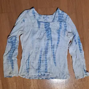 Vit och blå tie dye topp med fina detalier. Storlek 38.