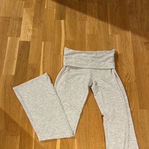 Yogabyxor - Intressekoll på yogabyxor! Köpta på barnavdelningen i storlek 158/164 som då passar folk mellan 158cm-164cm, enligt mig sitter de som xxs/xs/s (stretchigt tyg). Köpta förra veckan, aldrig använda - lappen kvar! Kontakta mig vid intresse💓