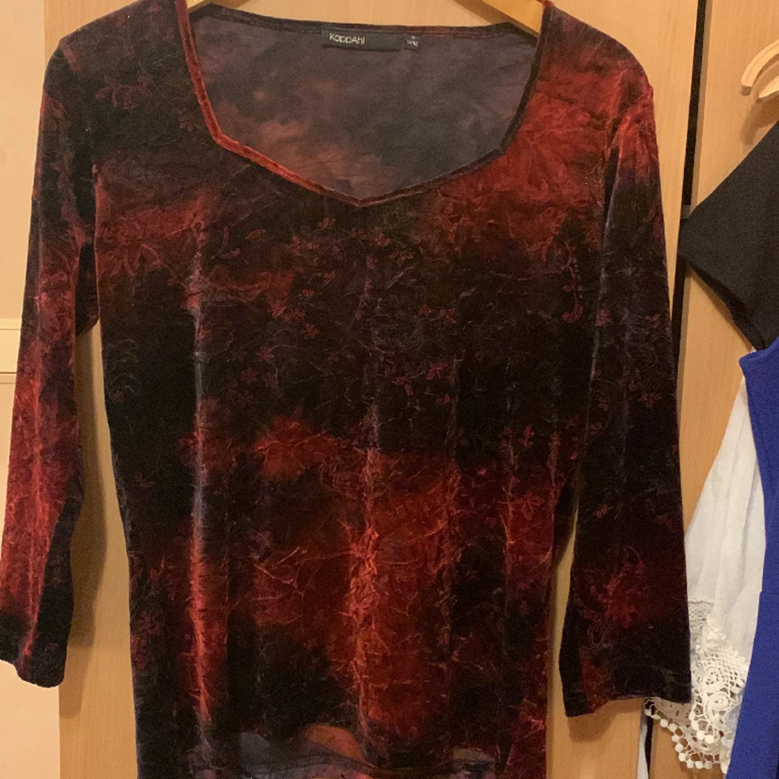 Rödsvart långärmad tröja