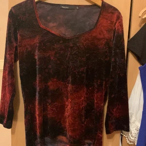 Rödsvart långärmad tröja - Hej, säger denna tröja pågrund av brist på användning! Skulle säga att den är i bra skick