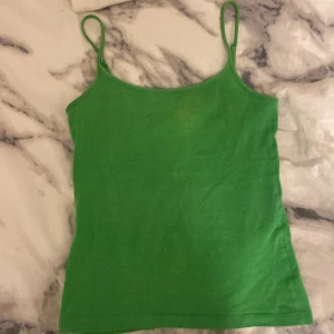 Grönt linne - Fint skick som är knappt använd , säljer för den inte används längre💕