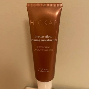 Hickap Bronze Glow Priming Moisturizer  - Säljer denna produkt från hickap endast använd en gång och hela är full💗Säljer då den är lite för mörk för min hudton💗 Orginalpris 299 säljer för 179 🩷FRI FRAKT tills 7 januari