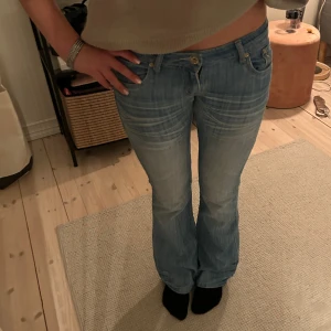 Lågmidjade bootcut jeans - Midjemått: 79cm Innerbenslängd: 85cm
