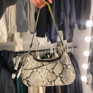 Don donna - axelremsväska  - axelväska i ljus krokodilmönster och med gröna detaljer. finns fack på både in- och utsida😊 använd fåtal gånger och är i väldigt bra skick✅