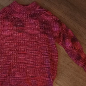 Rosa stickad tröja  - Fint skick! spräcklig tröja i rosa-röda-lila nyanser. ffa rosa. . Normal längd.