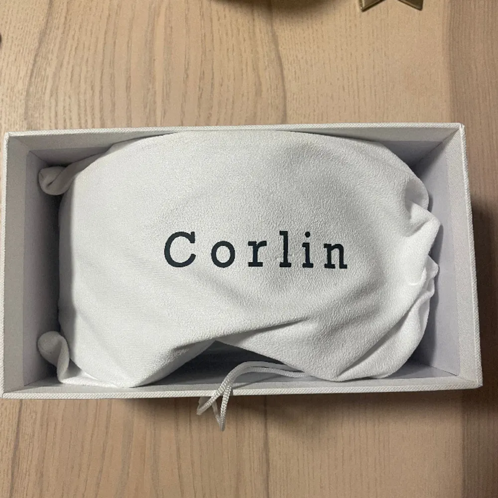 Helt nya och oanvända corlin eyewear goggles i färgen Ski II Silver.   Nypris: 1500kr. Övrigt.