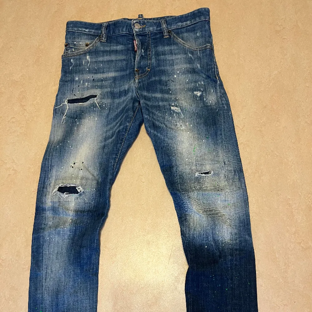 Säljer ett par DSQ2 jeans. Använda några gånger men är i riktigt bra skick.. Jeans & Byxor.