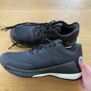 Helt nya adidas skor, aldrig använda pågrund av att de va fel storlek, nypris 1000kr.