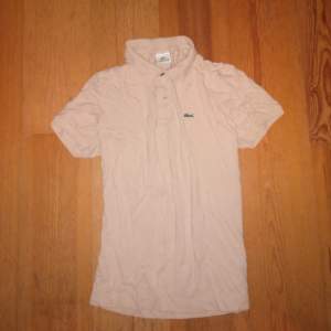 En riktigt fet Lacoste pike tröja i storlek small. Köpt för 999 säljs för 100 (pris kan diskuteras).
