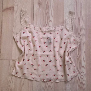 Linne - Sött linne i fint skick. Säljer då den tyvärr inte kommer till användning längre. Fråga kring funderingar💕