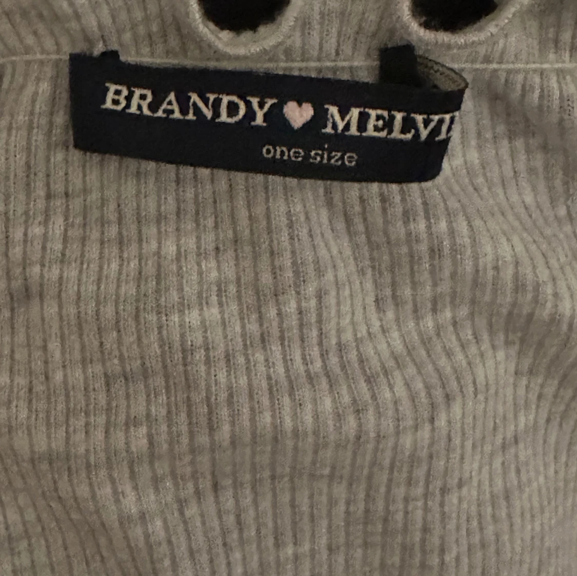 Ljusgrå of shoulder tröja från Brandy Melville  - 91