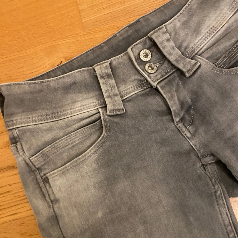 Gråa pepe jeans i storlek 36. Jeansen är i bra kvalitet och är knappt använd💞. Jeans & Byxor.