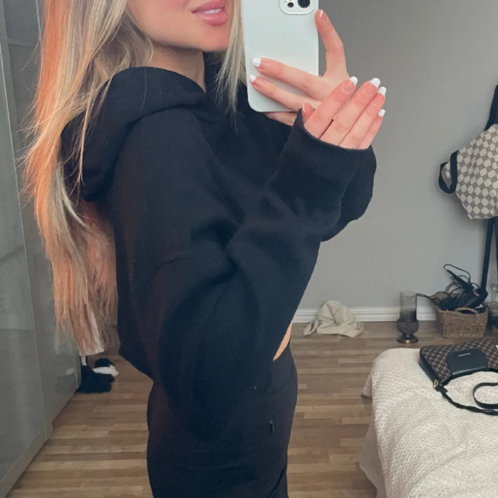 Croppad hoodie från Zara i gosigt material. Fint skick🥰. Tröjor & Koftor.