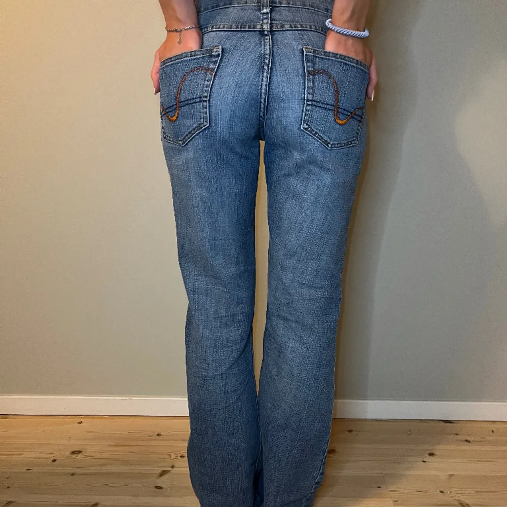 Ljusblå lågmidjade jeans   Mått: Midjemått- 37cm Innerbenslängd- 75,5 cm Ytterbenslängd- 100,5 cm. Jeans & Byxor.