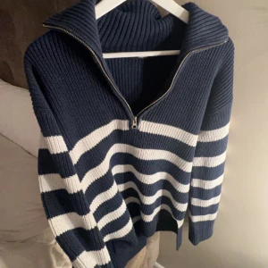 Stickad tröja från bik bok - Stickad tröja från bik bok med dragkedja, storlek S. 