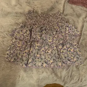 Säljer denna super snygga kjol från ginatricot. Den är i storlek xxs men passar mig som vanligtvis har xs-s. Pris går att diskutera ❤️