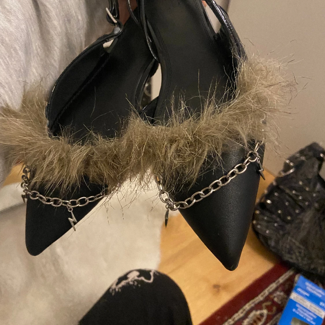 spetsiga skor med päls