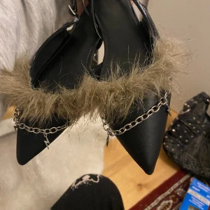 spetsiga skor med päls - vintage coola skor 🙌🏽🙌🏽 dom har ingen klack och sitter på bra med ett justerade bälte