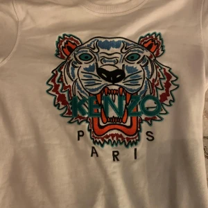 Kenzo Tröja - Vit kenzo tröja, helt fräsch/ny tvättad och oanvänd, då jag säljer pågrund av köpt i fel storlek.