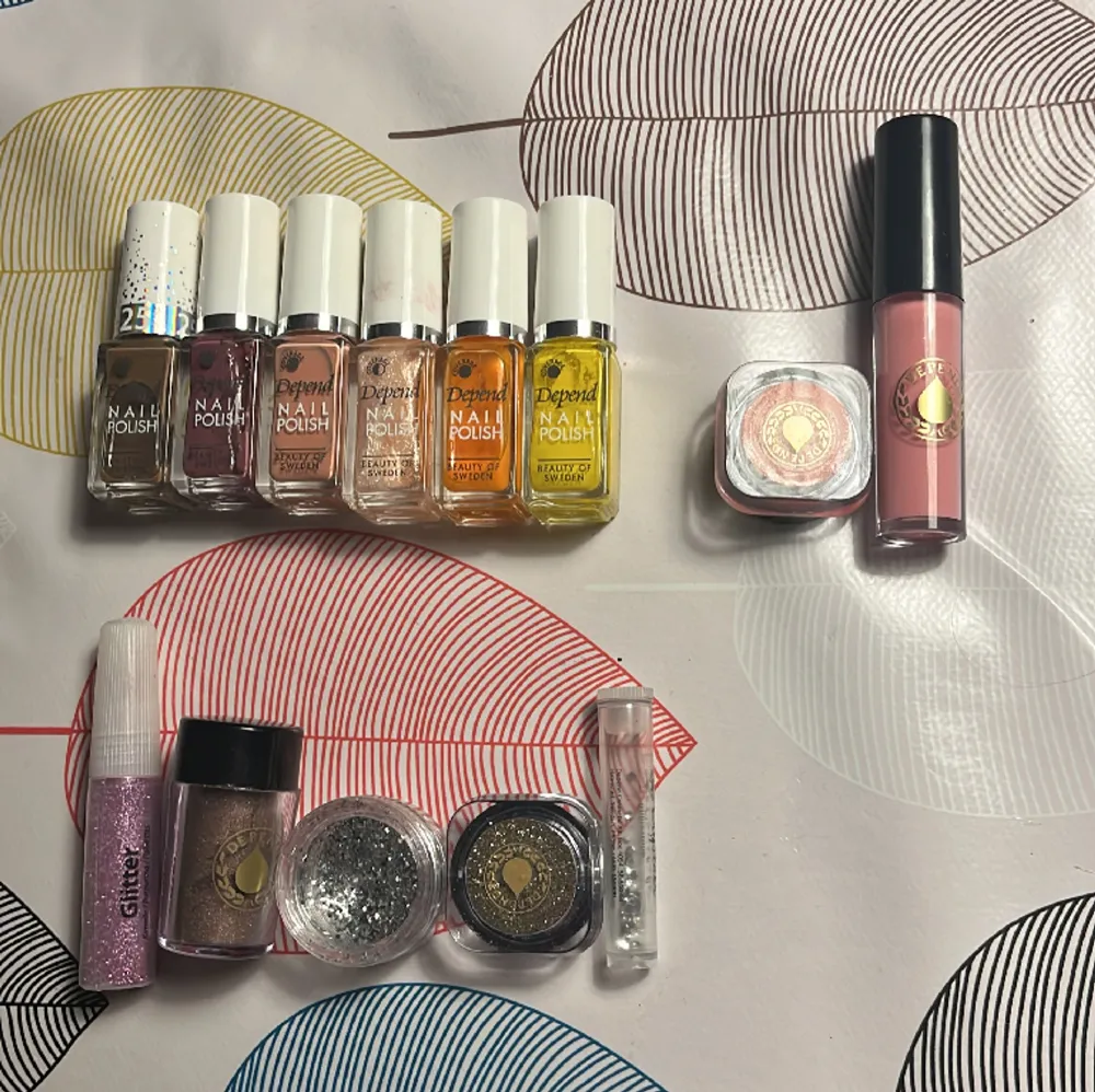 Allt är nytt och oanvänt. Säljer allt tillsammans inget för sig själv. Allt från Depend.  1= 6st nagellack  2= läppglans  3= läppglans  4= rosa glitter  5= ”shimmer” 6= nagel glitter, silver 7= glitter, guld 8= rinestones . Accessoarer.