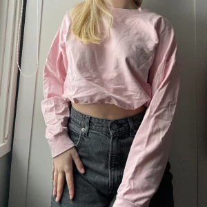 Rosa sweatshirt - Säljer nu denna rosa sweatshirt då den inte kommer till användning längre. Tröjan har så himla fin färg och är fortfarande i väldigt bra skick.💗