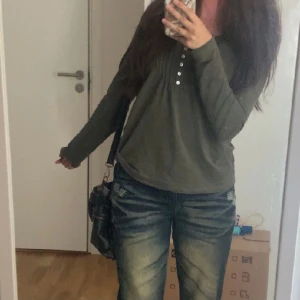 Fin tröja - Fin farfarströja 💚 litet hål på ärmen dock inte så tydligt på  💕