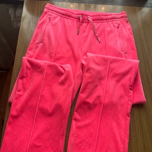 rosa juicy couture byxor  - rosa juicy byxor med text på rumpan i strl M, jättefint skick knappt använda! finns två PYTTESMÅ fläckar som verkligen inte syns! endast swish 