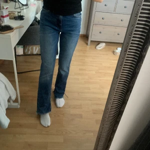 Raka jeans  - Raka jeans från zara med slutar nertill som tyvärr inte passar mig längre