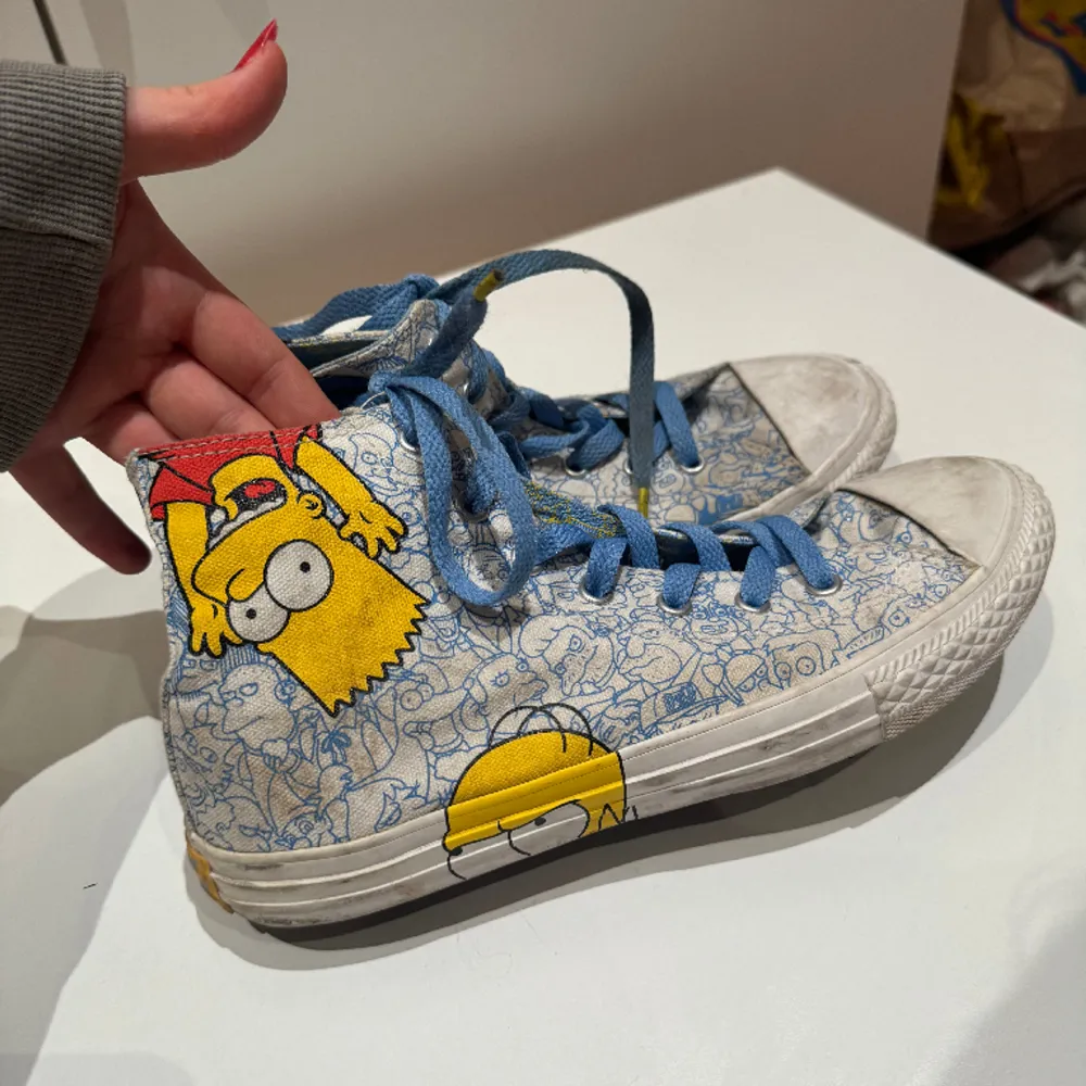 Simpsons Collab Converse. Köpta på Sellpy men aldrig använda av mig! 🌸🫶🏻  #converse #simpsons #thesimpsons #street #streetwear #streetstyle #streetfashion #vintage #highs #secondhand #asos #adidas #37 #malmö #skåne #billigt #nike #sneakers #skor #platforms. Skor.