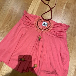 Topp  - Häftig topp. Rosa med pärlor. Säljer pga stor garderobrensning. Kika gärna på mina andra annonser, säljer mycket. Samfraktar gärna:) 
