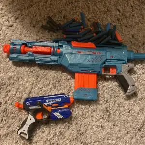 Två nerf Guns en är lite trasig som man kan se bilderna. Man får med 35 nerf skott