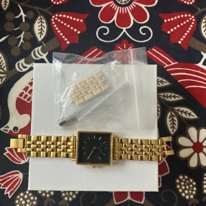 Rosenfild klocka - Klocka från rosenfild. Knappt använd så i nyskick. nypris 1190 säljer för 200