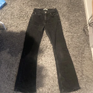 Svarta lågmidgade jeans  - Hej jag seljer det här paret för att det inte längre kommer till andvändning de är köpta på Gina tricot för ca 500 kr och säljs för 200 kr storleken på byxorna är 32 passar xs skriv om du är intresserad och om du har frågor 